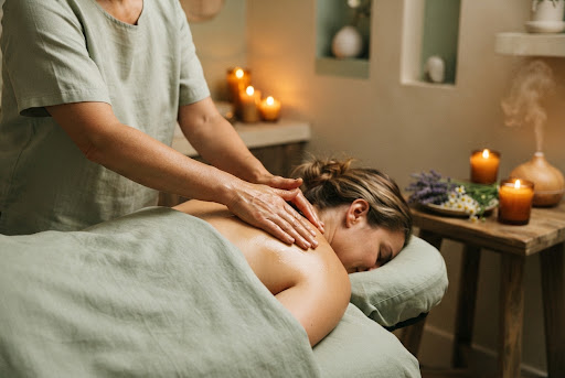 Terapia manual y aplicación de aceites relajantes